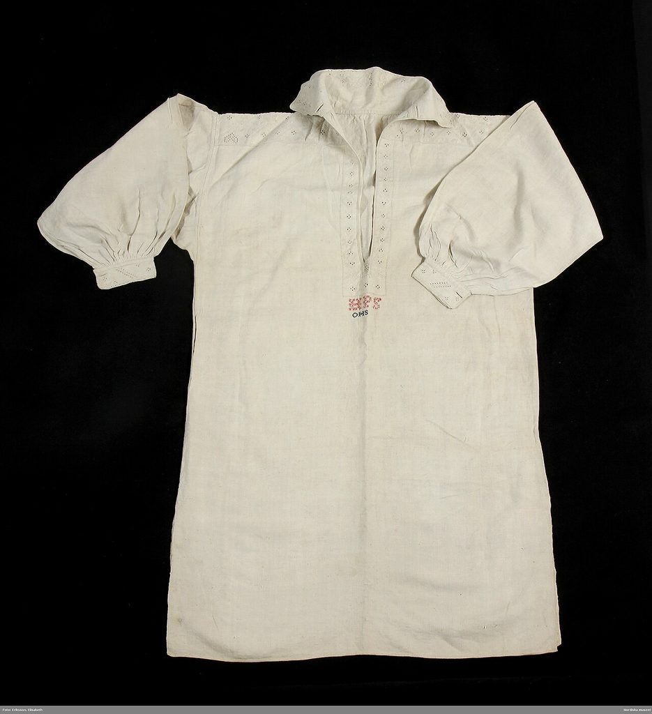 Photo d'une chemise en lin écrue à col, prise telle quelle